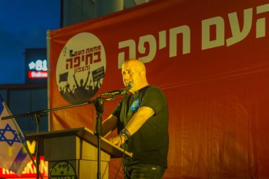 Hayfa, İsrail - 29 Haziran 2024: Avner Stepak hükümete, Hayfa, İsrail 'e karşı düzenlenen bir protesto mitinginde kalabalığa sesleniyor