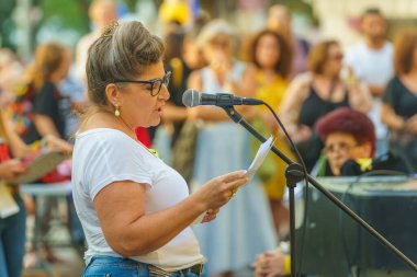 Hayfa, İsrail - 4 Temmuz 2024: Sosyal Hizmetler Öğretim Üyesi Hadas Dikman, İsrail 'in Hayfa kentindeki rehine ailelerine destek amacıyla kalabalığa seslendi