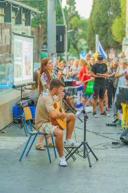 Hayfa, İsrail - 4 Temmuz 2024: Inbar Golan ve Ofir Kori rehine aileleri Hayfa, İsrail 'e destek için kalabalığa şarkı söylediler