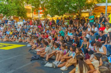 Hayfa, İsrail - 4 Temmuz 2024: İzciler ve diğer insanlar rehine aileleri, Hayfa, İsrail 'e destek toplantısına katıldılar