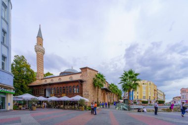 Filibe, Bulgaristan - 25 Eylül 2023: Bulgaristan 'ın Filibe kentinde Djumaya Camii, yerli ve ziyaretçilerle sokak sahnesi