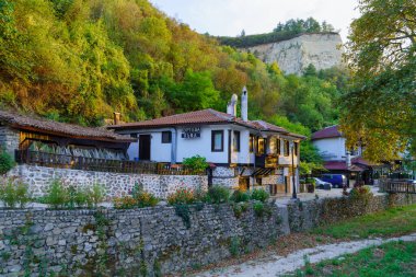 Melnik, Bulgaristan - 27 Eylül 2023: Bulgaristan 'ın güneyindeki Melnik, Pirin Dağları' nda tipik binalara sahip bir caddenin görüntüsü