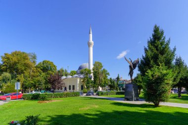 Bitola, Kuzey Makedonya - 02 Ekim 2023: Bitola, Kuzey Makedonya 'da bir bahçe ve Yeni Cami manzarası