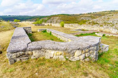 Bulgaristan 'ın kuzeydoğusundaki Cherven Ortaçağ kalesindeki kilise kalıntılarının manzarası