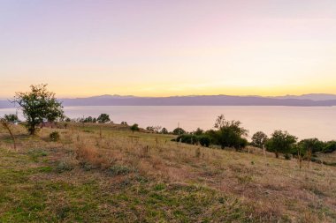 Kuzey Makedonya 'daki Ohri Gölü' nün gün batımı manzarası