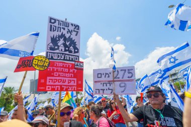 Hayfa, İsrail - 07 Temmuz 2024: İnsanlar büyük bir kavşağı tıkayan bayraklar, çeşitli işaretlerle protesto ediyorlar. Hükümete ve rehine ailelerine, Hayfa 'ya ve İsrail' e karşı yapılan müdahalenin bir parçası.