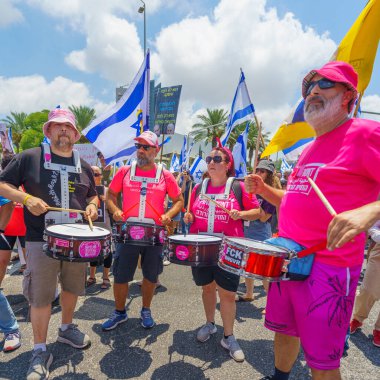 Hayfa, İsrail - 07 Temmuz 2024: İnsanlar büyük bir kavşağı tıkayan bayraklar, çeşitli işaretlerle protesto ediyorlar. Hükümete ve rehine ailelerine, Hayfa 'ya ve İsrail' e karşı yapılan müdahalenin bir parçası.