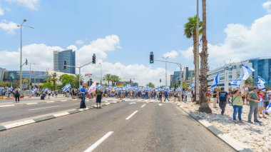 Hayfa, İsrail - 07 Temmuz 2024: İnsanlar büyük bir kavşağı tıkayan bayraklar, çeşitli işaretlerle protesto ediyorlar. Hükümete ve rehine ailelerine, Hayfa 'ya ve İsrail' e karşı yapılan müdahalenin bir parçası.