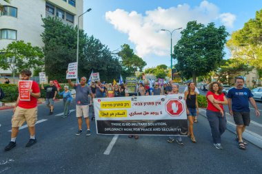 Hayfa, İsrail - 06 Temmuz 2024: Barış görüşmesi, ateşkes ve rehine anlaşması çağrısında bulunan işaretli kişiler, protesto mitinginin bir parçası, Hayfa, İsrail