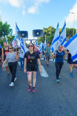 Hayfa, İsrail - Temmuz 06, 2024: İnsanlar hükümete karşı çeşitli tabela ve bayraklarla bir protesto yürüyüşüne katılarak yeni seçimler çağrısında bulundu. Hayfa, İsrail