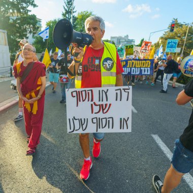 Hayfa, İsrail - Temmuz 06, 2024: Hükümete karşı bir protesto yürüyüşü sahnesi, insanların katıldığı, çeşitli tabelalar ve bayraklarla yeni seçimler çağrısında bulundu. Hayfa, İsrail