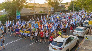 Hayfa, İsrail - Temmuz 06, 2024: Hükümete karşı bir protesto yürüyüşü sahnesi, insanların katıldığı, çeşitli tabelalar ve bayraklarla yeni seçimler çağrısında bulundu. Hayfa, İsrail