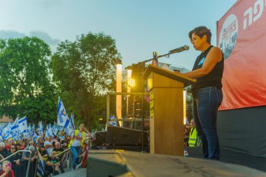 Hayfa, İsrail - Temmuz 06, 2024: Dr. Rina Anati hükümete karşı düzenlenen protesto yürüyüşü kapsamında kalabalığa sesleniyor, Hayfa, İsrail