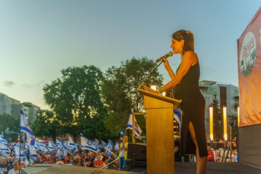 Hayfa, İsrail - Temmuz 06, 2024: Sally Abed hükümete, Hayfa, İsrail 'e karşı düzenlenen bir protesto yürüyüşü kapsamında kalabalığa sesleniyor