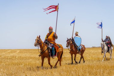 Lavi, İsrail - Temmuz 05, 2024: Hattin Boynuzları Savaşı 'nın yeniden canlandırılması (Ayyubid Sultan Selahaddin Haçlıları yendi): Atların üzerindeki şövalyeler. Hattin Boynuzları, İsrail
