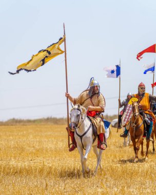 Lavi, İsrail - Temmuz 05, 2024: Hattin Boynuzları Savaşı 'nın yeniden canlandırılması (Ayyubid Sultan Selahaddin Haçlıları yendi): Atların üzerindeki şövalyeler. Hattin Boynuzları, İsrail
