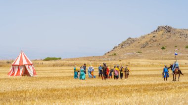 Lavi, İsrail - Temmuz 05, 2024: Hattin Boynuzları Savaşı 'nın yeniden canlandırılması (Ayyubid Sultan Selahaddin Haçlıları yendi): Haçlılar kampı. Hattin Boynuzları, İsrail