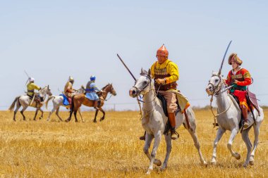 Lavi, İsrail - Temmuz 05, 2024: Hattin Boynuzları Savaşı 'nın yeniden canlandırılması (Ayyubid Sultan Selahaddin Haçlıları yendi): Atlı (süvari, şövalye) savaş. Hattin Boynuzları, İsrail