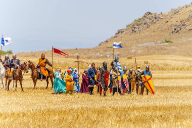 Lavi, İsrail - Temmuz 05, 2024: Hattin Boynuzları Savaşı 'nın yeniden canlandırılması (Ayyubid Sultan Selahaddin Haçlıları yendi): Haçlılar kampı. Hattin Boynuzları, İsrail