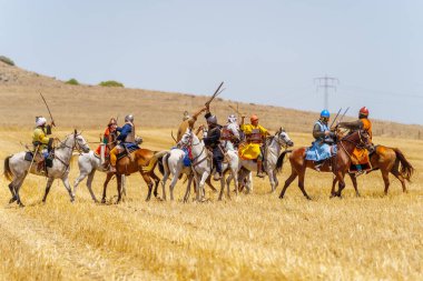 Lavi, İsrail - Temmuz 05, 2024: Hattin Boynuzları Savaşı 'nın yeniden canlandırılması (Ayyubid Sultan Selahaddin Haçlıları yendi): Atlı (süvari, şövalye) savaş. Hattin Boynuzları, İsrail