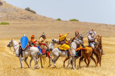 Lavi, İsrail - Temmuz 05, 2024: Hattin Boynuzları Savaşı 'nın yeniden canlandırılması (Ayyubid Sultan Selahaddin Haçlıları yendi): Atlı (süvari, şövalye) savaş. Hattin Boynuzları, İsrail