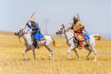 Lavi, İsrail - Temmuz 05, 2024: Hattin Boynuzları Savaşı 'nın yeniden canlandırılması (Ayyubid Sultan Selahaddin Haçlıları yendi): Atlı (süvari, şövalye) savaş. Hattin Boynuzları, İsrail