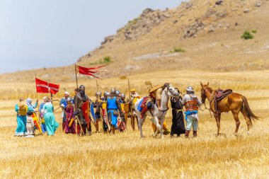 Lavi, İsrail - Temmuz 05, 2024: Hattin Boynuzları Savaşı 'nın yeniden canlandırılması (Ayyubid Sultan Selahaddin Haçlıları yendi): Atlı (süvari, şövalye) savaş. Hattin Boynuzları, İsrail