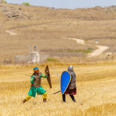 Lavi, İsrail - Temmuz 05, 2024: Hattin Boynuzları Savaşı 'nın yeniden canlandırılması (Ayyubid Sultan Selahaddin haçlıları yendi): Piyade savaşı. Hattin Boynuzları, İsrail