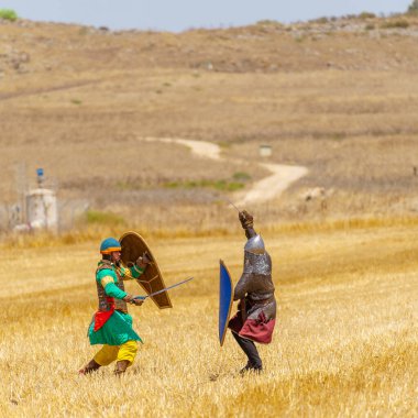 Lavi, İsrail - Temmuz 05, 2024: Hattin Boynuzları Savaşı 'nın yeniden canlandırılması (Ayyubid Sultan Selahaddin haçlıları yendi): Piyade savaşı. Hattin Boynuzları, İsrail