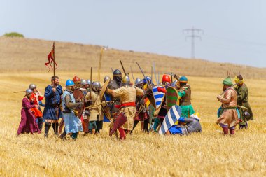 Lavi, İsrail - Temmuz 05, 2024: Hattin Boynuzları Savaşı 'nın yeniden canlandırılması (Ayyubid Sultan Selahaddin haçlıları yendi): Piyade savaşı. Hattin Boynuzları, İsrail