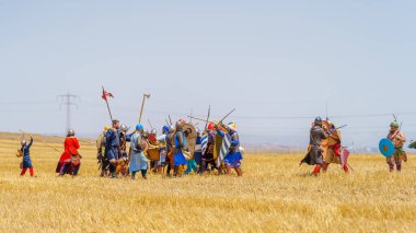 Lavi, İsrail - Temmuz 05, 2024: Hattin Boynuzları Savaşı 'nın yeniden canlandırılması (Ayyubid Sultan Selahaddin haçlıları yendi): Piyade savaşı. Hattin Boynuzları, İsrail