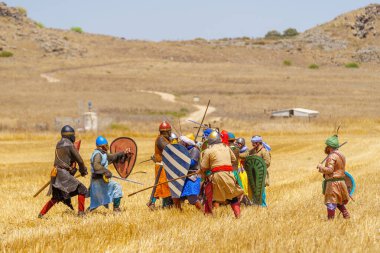 Lavi, İsrail - Temmuz 05, 2024: Hattin Boynuzları Savaşı 'nın yeniden canlandırılması (Ayyubid Sultan Selahaddin haçlıları yendi): Piyade savaşı. Hattin Boynuzları, İsrail