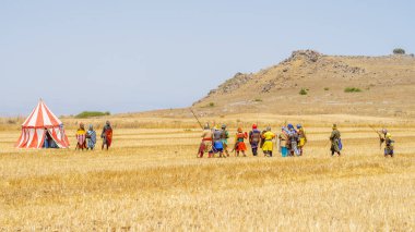 Lavi, İsrail - Temmuz 05, 2024: Hattin Boynuzları Savaşı 'nın yeniden canlandırılması (Ayyubid Sultan Selahaddin haçlıları yendi): Piyade savaşı. Hattin Boynuzları, İsrail