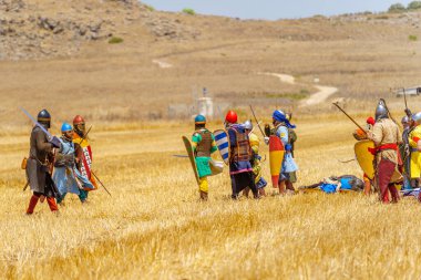 Lavi, İsrail - Temmuz 05, 2024: Hattin Boynuzları Savaşı 'nın yeniden canlandırılması (Ayyubid Sultan Selahaddin haçlıları yendi): Piyade savaşı. Hattin Boynuzları, İsrail