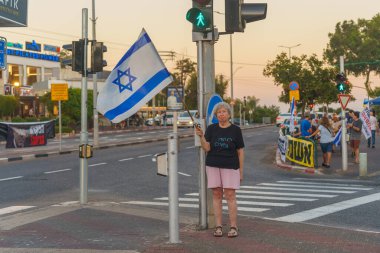 Hayfa, İsrail - 11 Temmuz 2024: Çeşitli tabela ve bayraklara sahip insanlar hükümeti protesto ederek yeni seçim çağrısında bulundular. Hayfa, İsrail