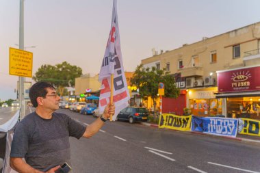 Hayfa, İsrail - 11 Temmuz 2024: Çeşitli tabela ve bayraklara sahip insanlar hükümeti protesto ederek yeni seçim çağrısında bulundular. Hayfa, İsrail
