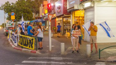 Hayfa, İsrail - 11 Temmuz 2024: Çeşitli tabela ve bayraklara sahip insanlar hükümeti protesto ederek yeni seçim çağrısında bulundular. Hayfa, İsrail