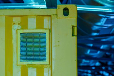 Çeşitli renkli kirişlere (çatı kirişleri) ve nakliye konteynırlarına sahip depo binasının görüntüsü