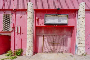 Eski Jaffa şehrinde, Tel-Aviv-Yafo, İsrail 'in bir parçası olan eski pembe binanın manzarası.