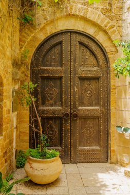 Tipik bir kapı manzarası, eski Jaffa şehrinin bir ara sokağında, şimdi İsrail, Tel-Aviv-Yafo 'nun bir parçası.