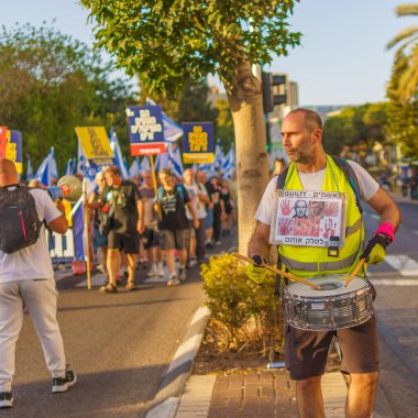 Hayfa, İsrail - 13 Temmuz 2024: Hükümete karşı bir protesto yürüyüşü sahnesi, insanların katıldığı, çeşitli tabelalar ve bayraklarla yeni seçimler çağrısında bulundu. Hayfa, İsrail