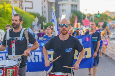 Hayfa, İsrail - Temmuz 06, 2024: İnsanlar (öğrenci grubundan sonraki gün) hükümete karşı çeşitli tabela ve bayraklarla yeni seçimler çağrısında bulunarak protesto yürüyüşüne katılıyor. Hayfa, İsrail