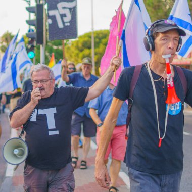 Hayfa, İsrail - 13 Temmuz 2024: Hükümete karşı bir protesto yürüyüşü sahnesi, insanların katıldığı, çeşitli tabelalar ve bayraklarla yeni seçimler çağrısında bulundu. Hayfa, İsrail
