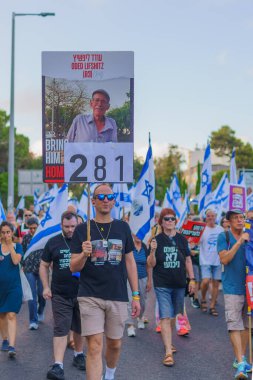 Hayfa, İsrail - 13 Temmuz 2024: Hükümete karşı bir protesto yürüyüşü sahnesi, insanların katıldığı, çeşitli tabelalar ve bayraklarla yeni seçimler çağrısında bulundu. Hayfa, İsrail