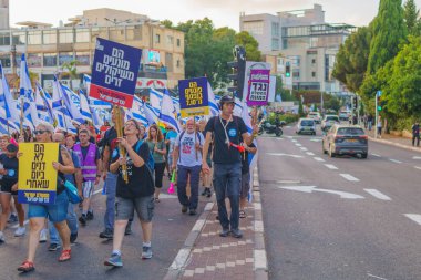 Hayfa, İsrail - 13 Temmuz 2024: Hükümete karşı bir protesto yürüyüşü sahnesi, insanların katıldığı, çeşitli tabelalar ve bayraklarla yeni seçimler çağrısında bulundu. Hayfa, İsrail