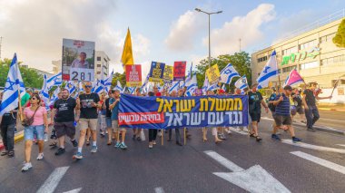 Hayfa, İsrail - 13 Temmuz 2024: Hükümete karşı bir protesto yürüyüşü sahnesi, insanların katıldığı, çeşitli tabelalar ve bayraklarla yeni seçimler çağrısında bulundu. Hayfa, İsrail