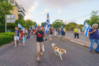 Hayfa, İsrail - 13 Temmuz 2024: Hükümete karşı bir protesto yürüyüşü sahnesi, insanların katıldığı, çeşitli tabelalar ve bayraklarla yeni seçimler çağrısında bulundu. Hayfa, İsrail