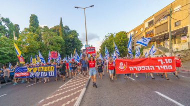 Hayfa, İsrail - 13 Temmuz 2024: Hükümete karşı bir protesto yürüyüşü sahnesi, insanların katıldığı, çeşitli tabelalar ve bayraklarla yeni seçimler çağrısında bulundu. Hayfa, İsrail