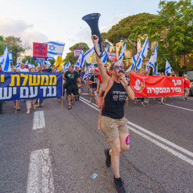 Hayfa, İsrail - 13 Temmuz 2024: Hükümete karşı bir protesto yürüyüşü sahnesi, insanların katıldığı, çeşitli tabelalar ve bayraklarla yeni seçimler çağrısında bulundu. Hayfa, İsrail
