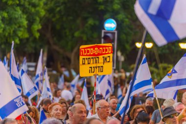 Hayfa, İsrail - 13 Temmuz 2024: Çeşitli tabela ve bayraklı bir kalabalık hükümete karşı düzenlenen protesto mitingine katılarak yeni seçimler çağrısında bulundu. Hayfa, İsrail